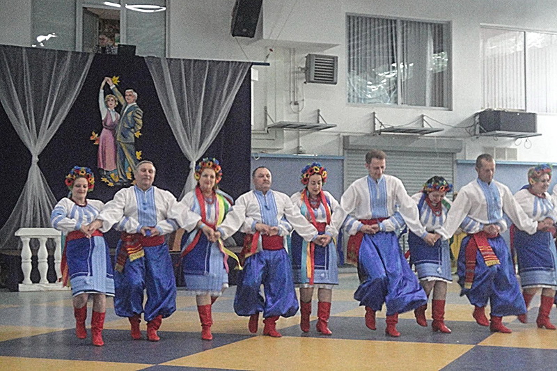 Народний колектив Барвінок у шараварах та вишиванках Любисток