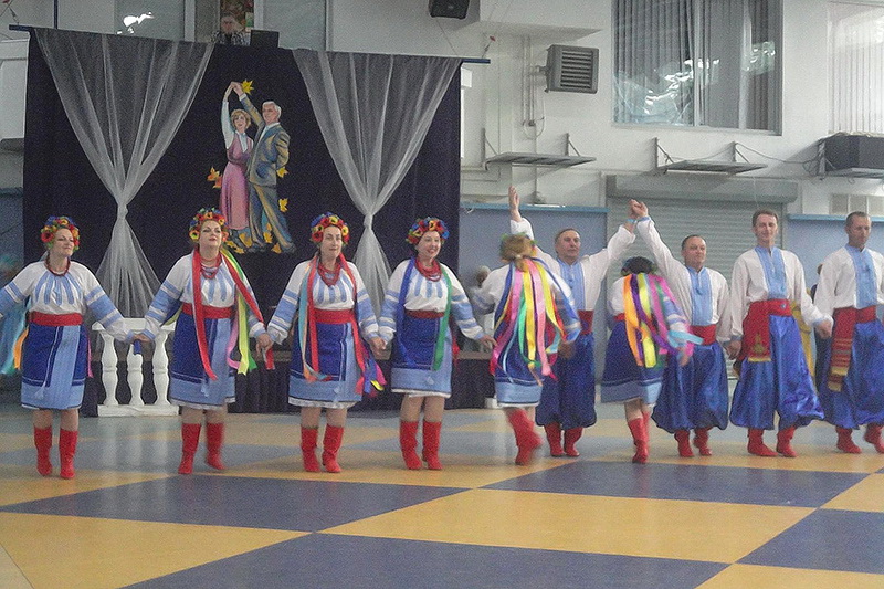 Танцювальний колектив Барвінок у народних вишитих костюмах Любисток